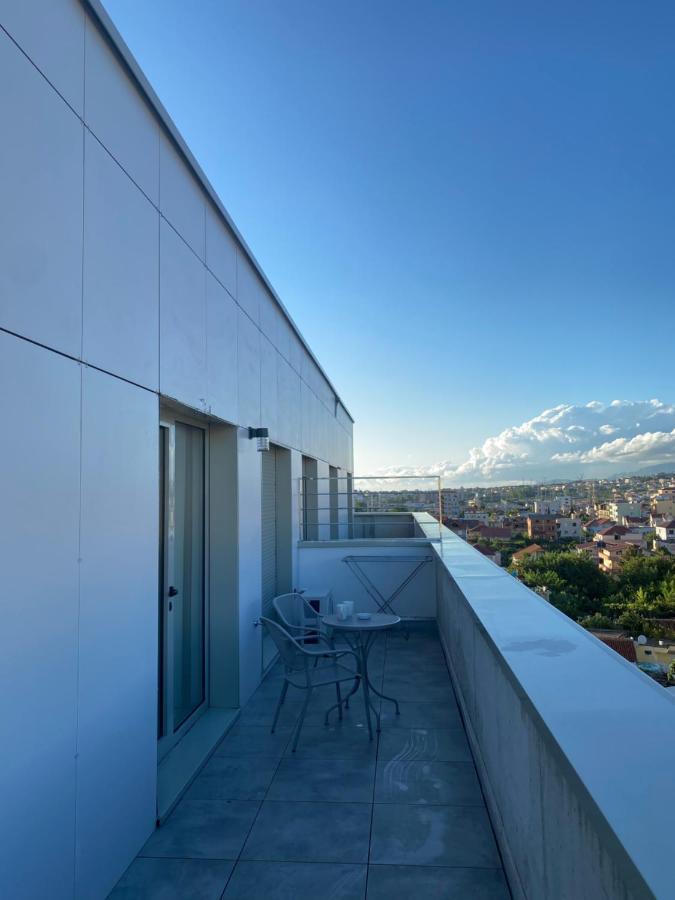 לינה וארוחת בוקר טיראנה Luxury Rooftop 23 מראה חיצוני תמונה