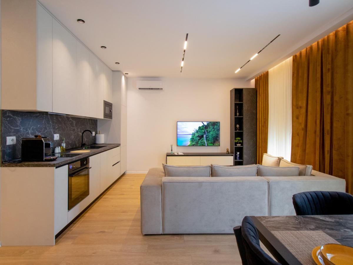 לינה וארוחת בוקר טיראנה Luxury Rooftop 23 מראה חיצוני תמונה