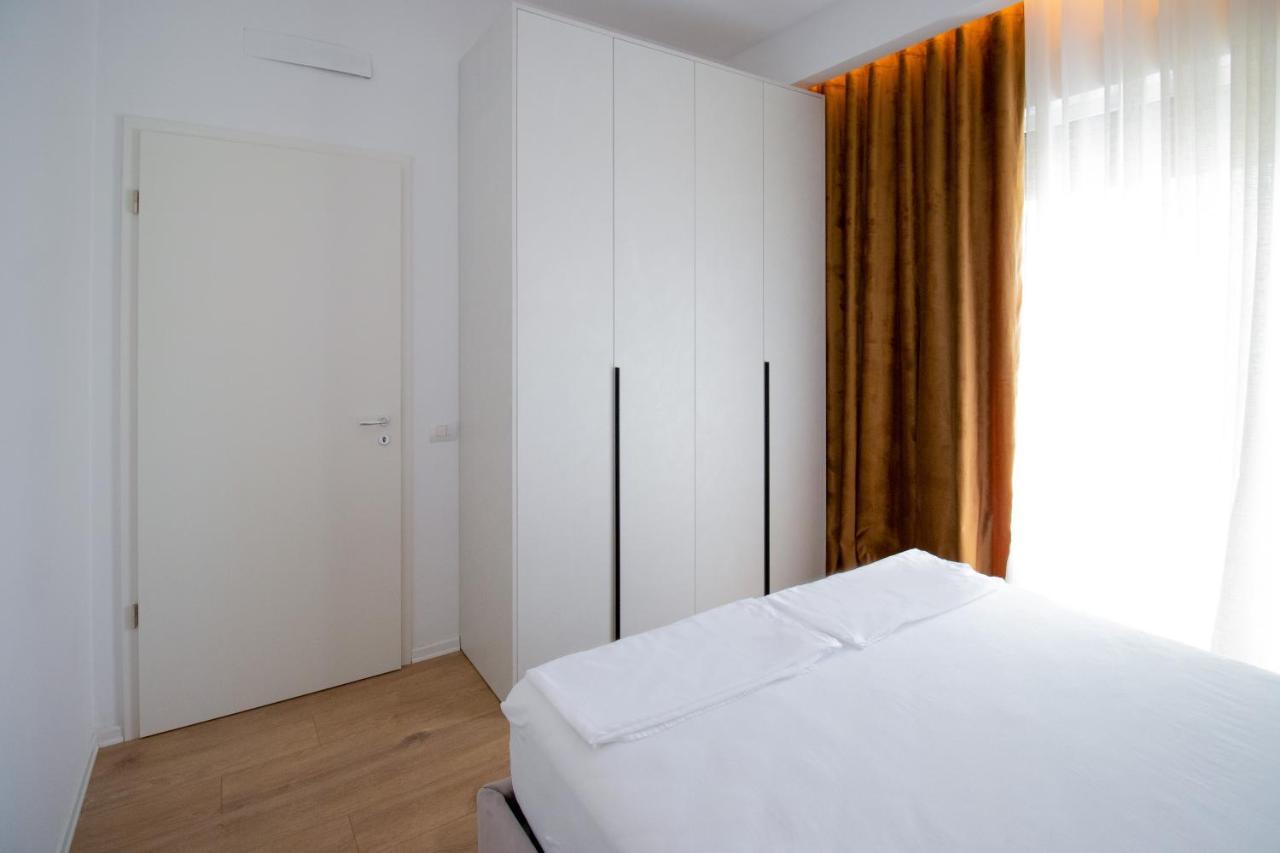 לינה וארוחת בוקר טיראנה Luxury Rooftop 23 מראה חיצוני תמונה