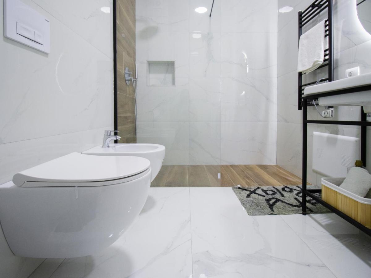 לינה וארוחת בוקר טיראנה Luxury Rooftop 23 מראה חיצוני תמונה