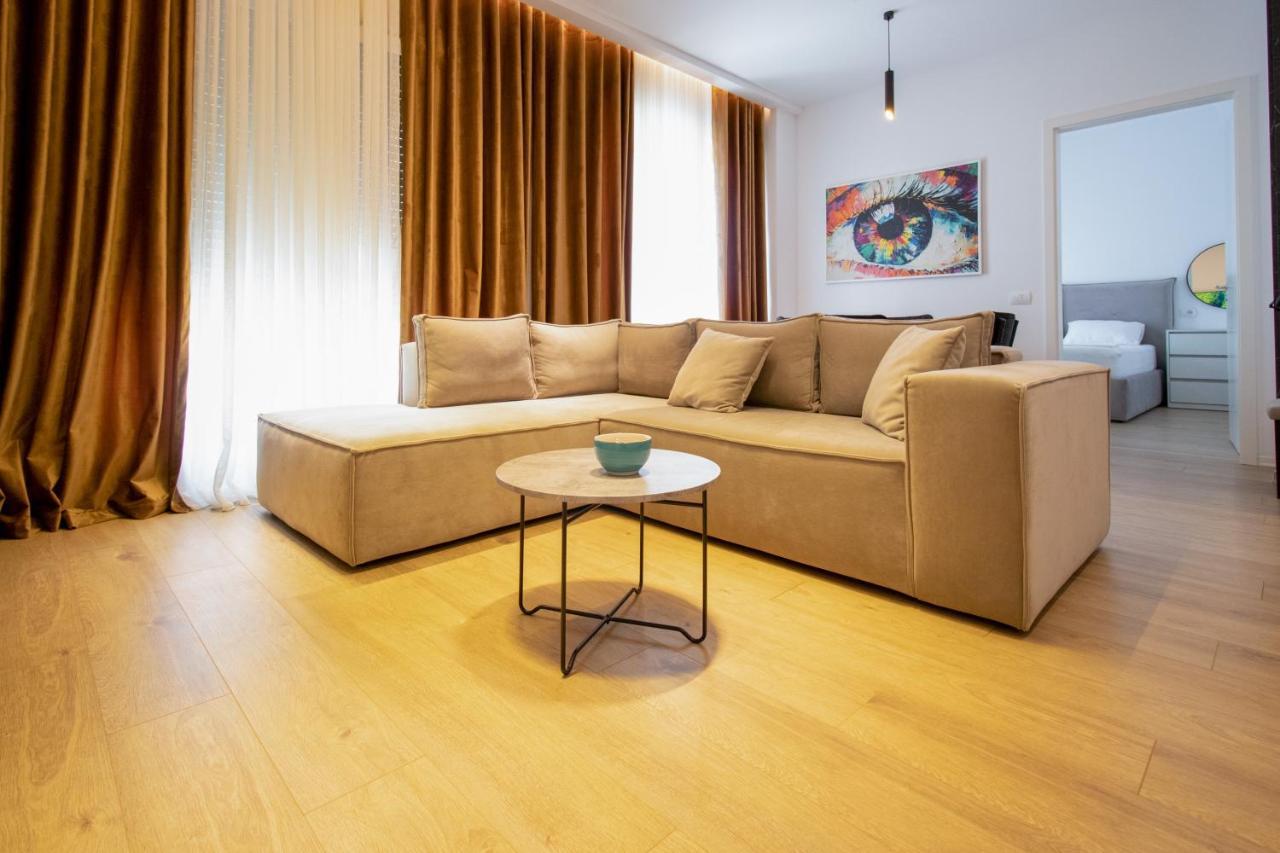 לינה וארוחת בוקר טיראנה Luxury Rooftop 23 מראה חיצוני תמונה