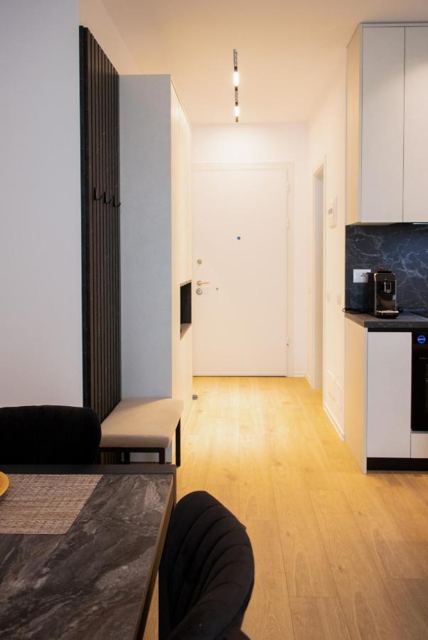 לינה וארוחת בוקר טיראנה Luxury Rooftop 23 מראה חיצוני תמונה