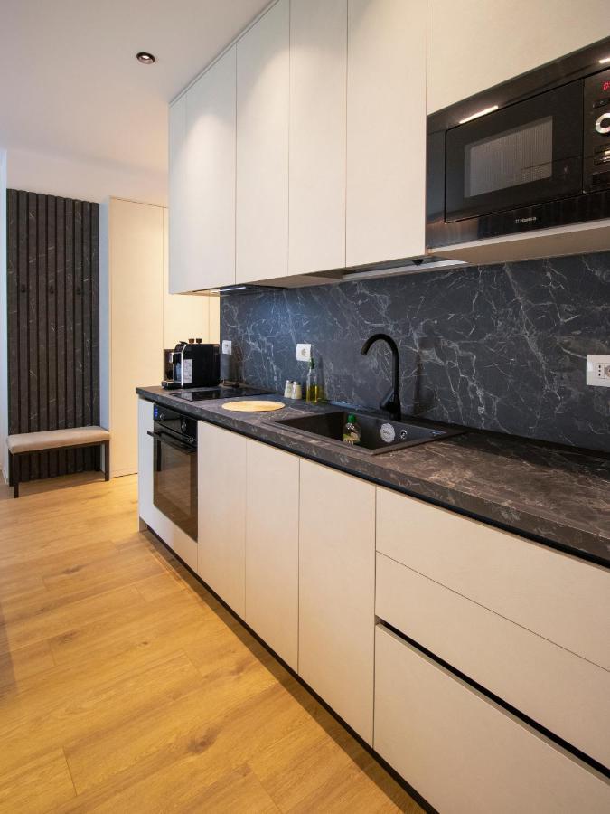 לינה וארוחת בוקר טיראנה Luxury Rooftop 23 מראה חיצוני תמונה